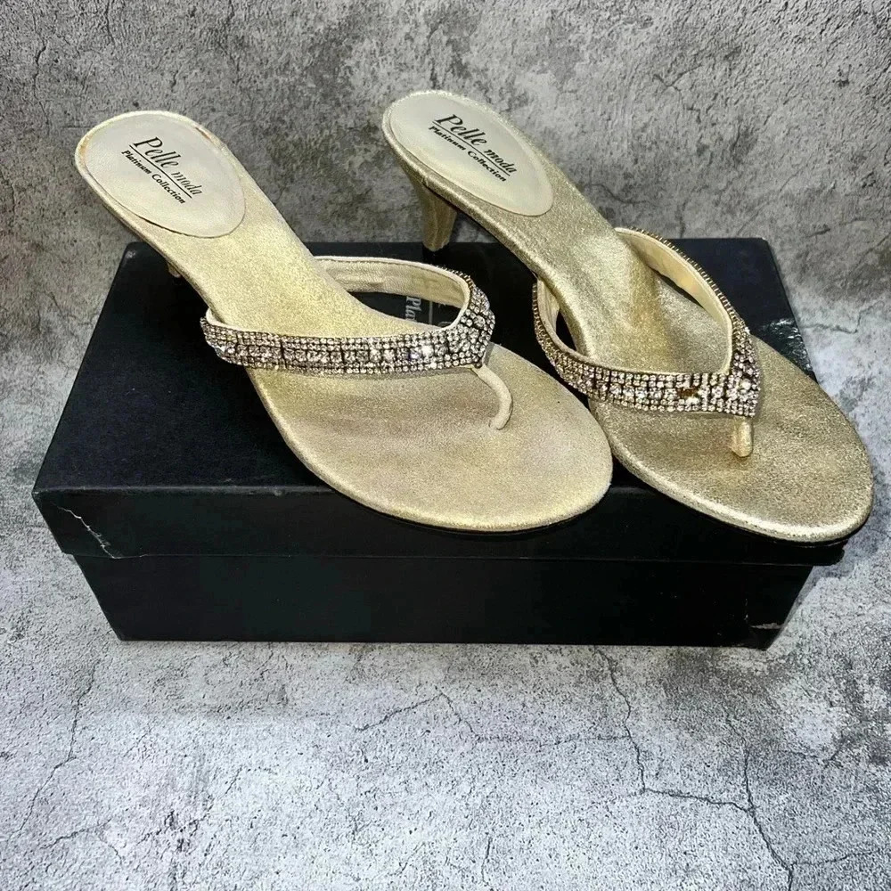 0202. PELLE MODA WOMEN’S CRYSTAL BLING THONG LEATHER SANDAL‎ GOLD LOW HEEL SZ 6M